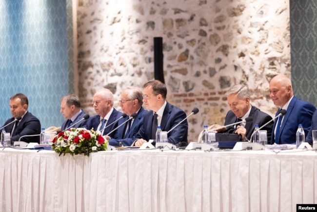 Delegația rusă, condusă de consilierul prezidențial Vladimir Medinskyi (centru), alături de oficiali ucraineni (nu apar în fotografie) la Istanbul, pe 16 mai.