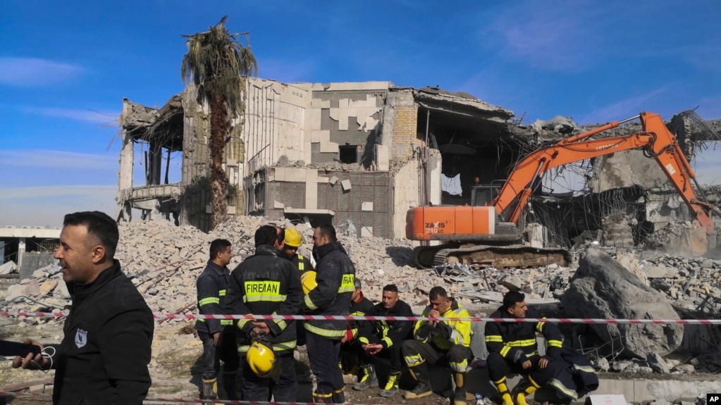 نمایی از ساختمانی تخریب‌شده در اربیل پس از حمله موشکی سپاه پاسداران به این منطقه