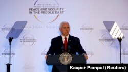 Zëvëndëspresidenti amerikan, Mike Pence, gjatë adresimit në samitin e Varshavës.