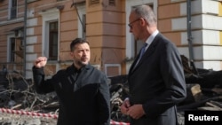 Володимир Зеленський і Фрідріх Мерц поблизу пошкодженої ударом РФ будівлі НАН у Києві, 4 жовтня 2026 року
