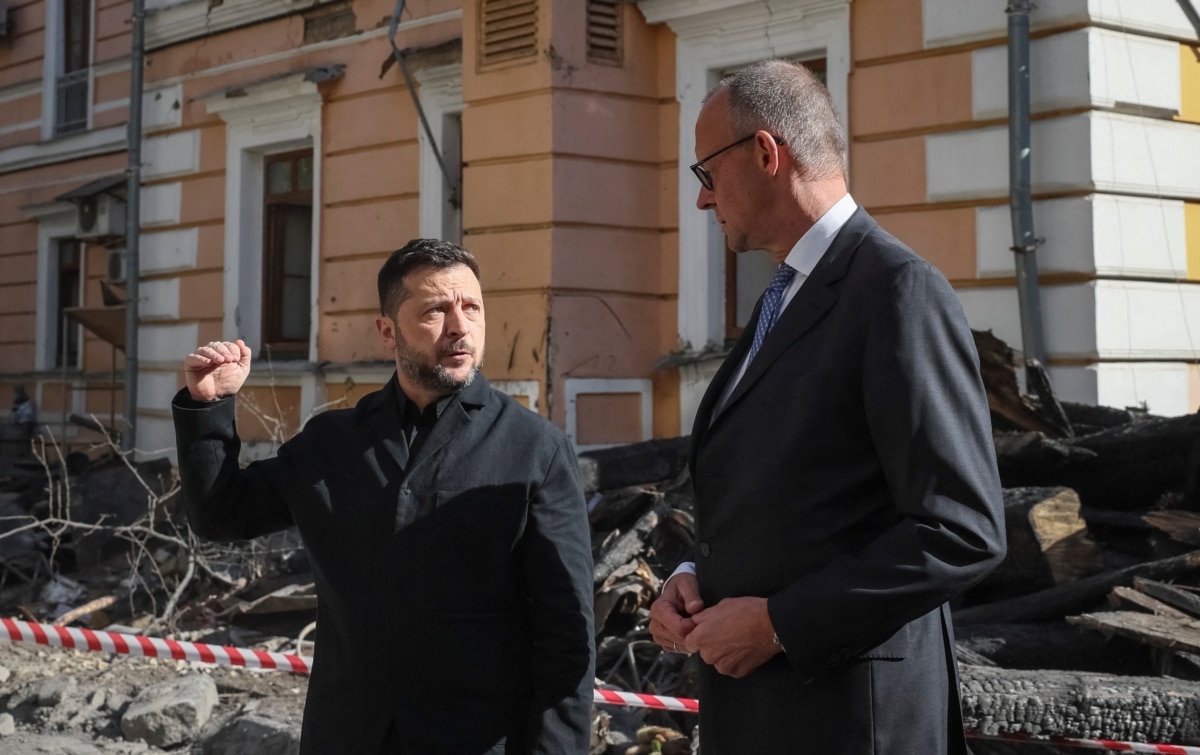ОП: Мерц побував біля пошкодженої ударом РФ будівлі НАН у Києві, у той час лунала тривога