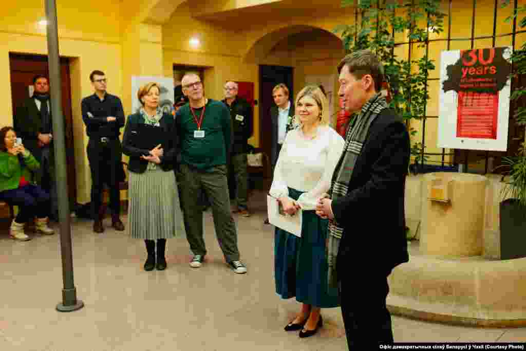 Выступае сябар чэскай парлямэнцкай групы сяброў свабоднай Беларусі Хаята Акамура (справа)