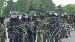 Азия: 200 тысяч человек на улицах Минска и Лукашенко с автоматом