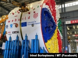 În imagine, o parte din utilajul TBM, cu diametrul cât un bloc cu patru etaje, cu care va fi săpat tunelul Poiana de pe A1.