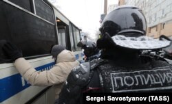 Сотрудники полиции задерживают участника акции в поддержку Алексея Навального в Москве. Россия, 2021 год