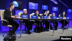 Učesnici prvog panela pod nazivom "Šta je nova ekonomska realnost" na Svetskom ekonomskom forumu u Davosu, 26. januar 2011.
