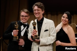 Павел Таланкин и Дэвид Боренштейн позируют на губернаторском балу после церемонии вручения премии "Оскар" на 98-й церемонии в Голливуде, Лос-Анджелес, Калифорния, США, 15 марта 2026 года. Фото REUTERS