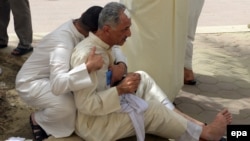 26-njy iýunda Kuweýtiň metjidine edilen bombaly hüjümden soň, ýaşaýjylara ýaralananlara kömek edýär. 26-njy iýun, 2015 ý. Kuweýt.