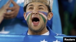 Futbol bo'yicha O'zbekiston milliy terma jamoasi muxlisi Qatarning Xalifa stadionida o'tgan O'zbekiston-Avstraliya o'yinida. 25 yanvar, 2010 yil.