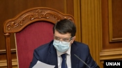 Після підписання документу Разумковим, його передали на підпис президенту