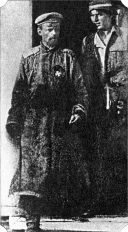 Барон Роман фон Унгерн-Штернберг (слева) и красный командир Петр Щетинкин после пленения Унгерна