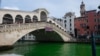 Экоактивисты окрасили воду в Венеции в зелёный цвет