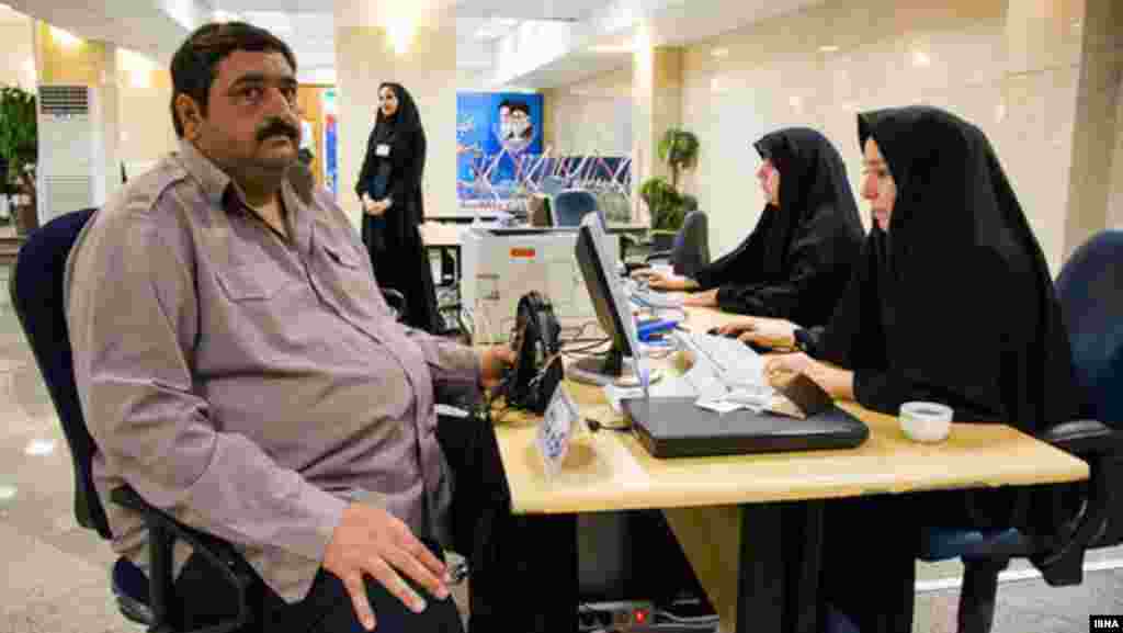 Preizdentliyə namizəd olmaq istəyən İran vətəndaşlarından biri Tehranda Daxili İşlər Nazirliyində adını siyahıya yazdırır. 7 may 2013