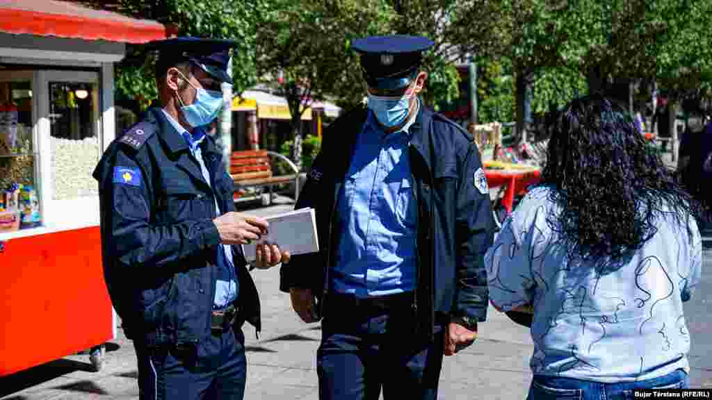 Nga 30 gushti janë në fuqi masat e reja kundër koronavirusit. Që atëherë, në rrugët e Prishtinës dhe qyteteve të Kosovës, prania e policëve është shtuar, të cilët po shqiptojnë edhe gjoba për qytetarët që po thyejnë rregullat. Policia e Kosovës tha më 31 gusht se në 24 orësihin paraprak ka shqiptuar 2.479 gjoba për shkelje të ligjit kundër COVID-19.&nbsp;