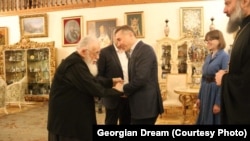 ბიძინა ივანიშვილი და ეკატერინე ხვედელიძე ილია მეორესთან. ფოტო არქივიდან