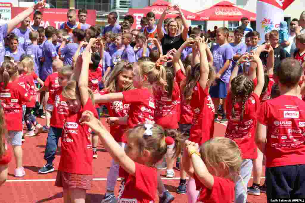 Djeca iz vrtića iz Srebrenice su performansom pozdravili učesnike Sportskih igara mladih.