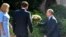 Президент РФ вручает букет супргуге президента Франции