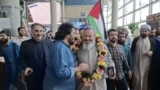 غلامرضا قاسیمان صبح پنجشنبه در فرودگاه امام تهران با دسته گل و پرچم فلسطین مورد استقبال گروهی از افراد قرار گرفت
