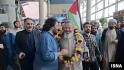 غلامرضا قاسیمان صبح پنجشنبه در فرودگاه امام تهران با دسته گل و پرچم فلسطین مورد استقبال گروهی از افراد قرار گرفت