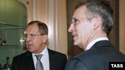 НАТО бас хатшысы Йенс Столтенберг (оң жақта) пен Ресей сыртқы істер министрі Сергей Лавров. Мюнхен, 12 ақпан 2016 жыл.