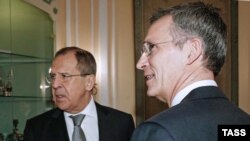 NATO-nun baş katibi Jens Stoltenberg (sağda) və Rusiyanın xarici işlər naziri Sergey Lavrov (Foto arxivdəndir)