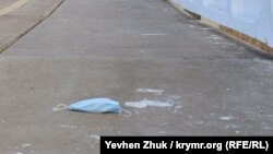 21 листопада в Україні набрав чинності закон, який запроваджує штрафи за перебування в громадських будівлях і транспорті без захисних масок