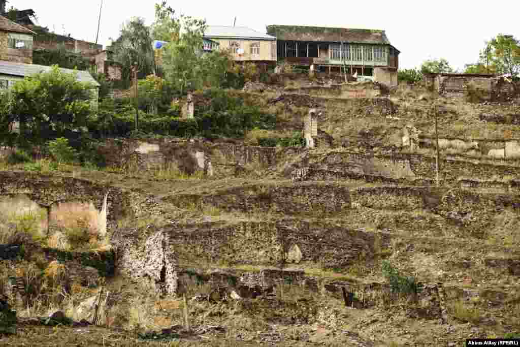 Kəndin yeni sakinləri erməni evlərində deyil, özləri üçün yeni yaşayış yerləri saldılar. Və əski evlər isə içində yaşanmadığı üçün dağılmağa üz tutdu.