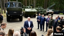 Олександр Лукашенко 13 червня 2023 року заявив, що вже отримав від Росії ядерні боєголовки. Фото під час відвідування об'єкта військово-промислового комплексу в Мінській області Білорусі