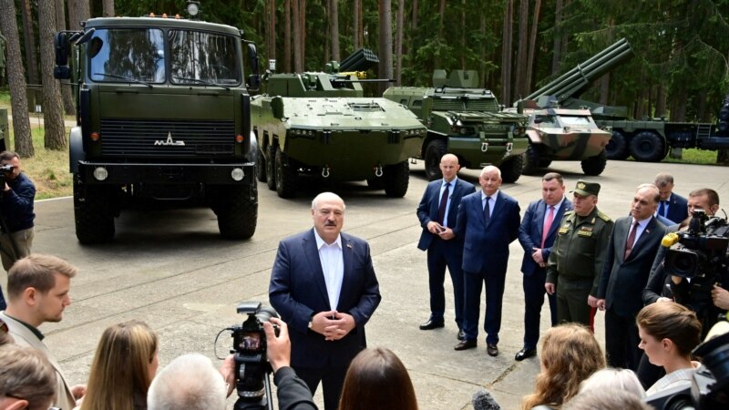 Лукашенко армиясын күжүрмөн даярдыкка келтиргенин билдирди