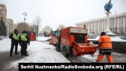 У Києві утримаються складні погодні умови: хуртовини, ожеледиця, вночі – значний сніг, пориви вітру 15-20 м/с