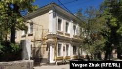 В доме №20 жили поэтесса Казакова и революционный матрос Дыбенко