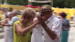 Cтарість на радість: як для пенсіонерів у Гідропарку влаштовують дозвілля (відео)