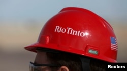 Logotip Rio Tinto prikazan na kacigi posjetitelja u rudniku borata u Boronu, Kalifornija, SAD, 15. novembra 2019. 
