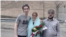 آرش صادقی (سمت چپ تصویر) پس از آزادی از زندان رجایی‌شهر کرج