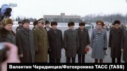 Москва, 1982. Встреча польской делегации на аэродроме. На снимке: Первый секретарь ЦК ПОРП, Председатель Совета министров ПНР Войцех Ярузельский (третий слева) и Генеральный Секретарь ЦК КПСС Леонид Ильич Брежнев. Фото Валентина Черединцева /Фотохроника ТАСС/