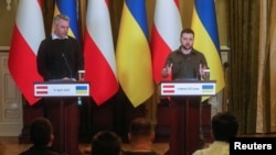 Киев -Заедничката прес-конференција на украинскиот претседател Володимир Зеленски и австрискиот канцелар Карл Нехамер