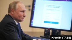 Владимир Путин перед экраном для удаленного голосования, 17 сентября 2021 года