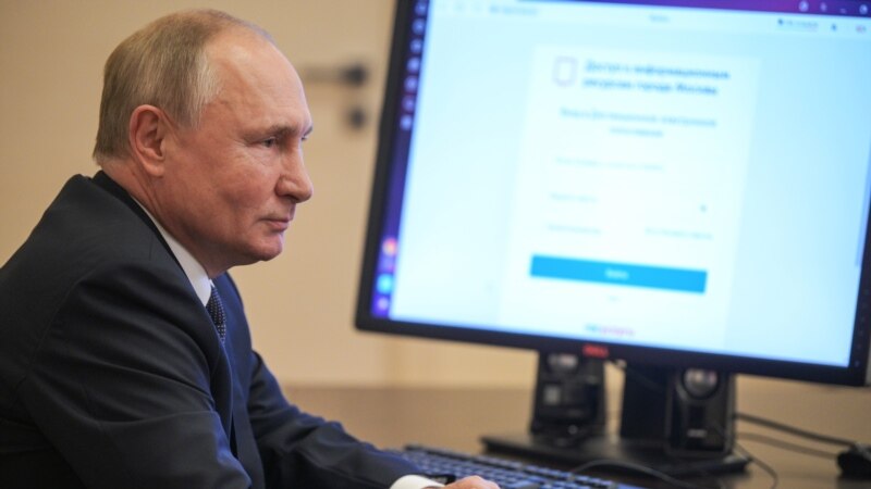 НВ: Путин добуш берип жатканда кол сааты 10-числону көрсөтүп турду
