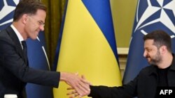 ნატოს გენერალური მდივანი მარკ რიუტე (მარცხნივ) და უკრაინის პრეზიდენტი ვოლოდიმირ ზელენსკი. კიევი, 22 აგვისტო, 2025. 