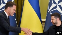 Secretarul general al NATO, Mark Rutte, și președintele ucrainean Volodimir Zelenski într-o conferință de presă la Kiev. 