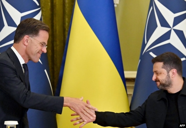 Президент України Володимир Зеленський (праворуч) і генсекретар НАТО Марк Рютте тиснуть руки після переговорів у Києві, 22 серпня 2025 року