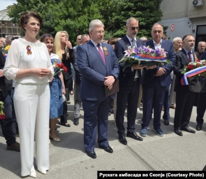 Ambasadori rus në Shkup, Sergey Bazdnikin, dhe zëvendësministri Ivan Stoillkoviq, duke vendosur lule para monumentit "9 Maji".