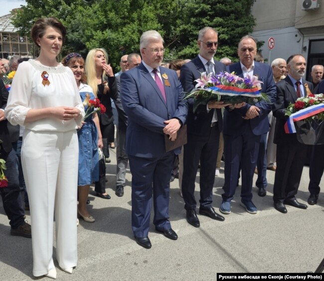 Ambasadori rus në Shkup, Sergey Bazdnikin, dhe zëvendësministri Ivan Stoillkoviq, duke vendosur lule para monumentit "9 Maji".