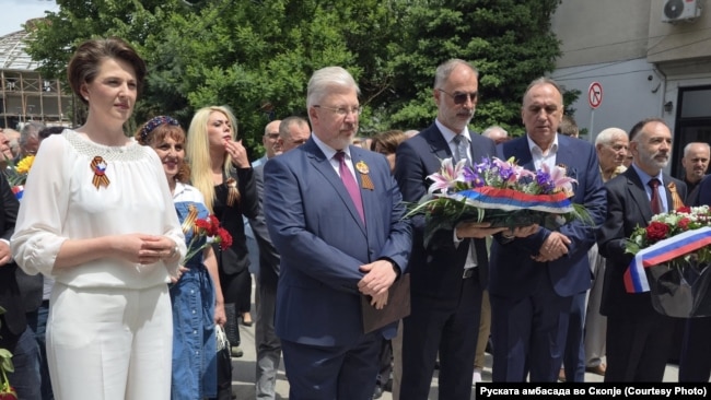 Aмбасадорот на Руската Федерација Сергеј Баздникин, вицепремиерот Иван Стоиљковиќ пред споменикот „9 мај“, во чест на Денот на победата над фашизмот и 80-годишнината од завршувањето на Втората светска војна