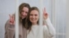 Архіўнае фота. Дарья Чульцова (зьлева) і Кацярына Андрэева падчас суду. Менск, 18 лютага 2021 году