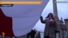 Куди білоруські активісти віднесли у Києві свій великий прапор?