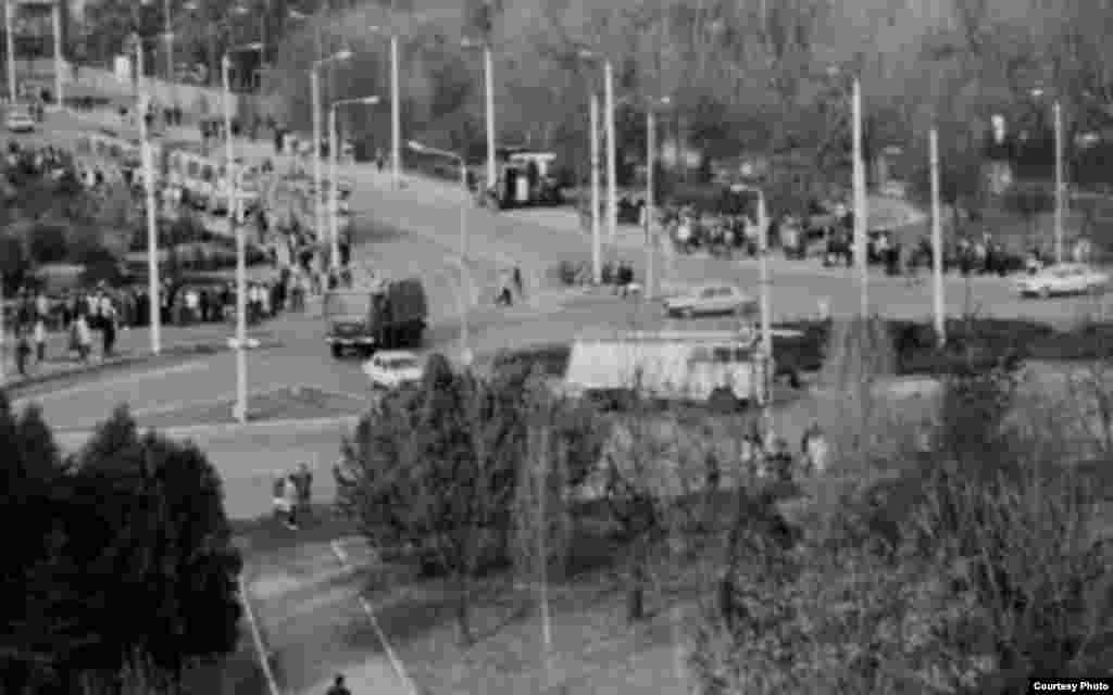 Protestari din Timișoara îndreptându-se spre centrul orașului pe Calea Girocului. Bulevardul avea să fie scena unui masacru după ce Nicolae Ceaușescu a dat ordin Armatei și Securității să tragă în manifestanți. Numeroase victime s-au înregistrat și pe Calea Lipovei, în Piața Operei și la Catedrală.&nbsp;