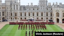 Smotra počasne garde tokom ceremonijalnog dočeka u Kvadrantu dvorca Windsor u Windsoru, 17. septembra 2025. godine, tokom druge državne posjete američkog predsjednika.