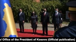 Presdentja Vjosa Osmani, kryeparlamentari Glauk Konjufca, kryeministri Albin Kurti dhe zëvendësambasadorin amerikan, Nicholas J.Giacobbe, bëjnë homazhe në 20-vjetorin e sulmeve terroriste në SHBA. 