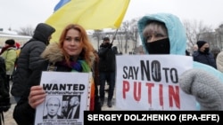 Участницы акции "Скажи Путину – НЕТ!" в центре Киева 9 января 2022 года